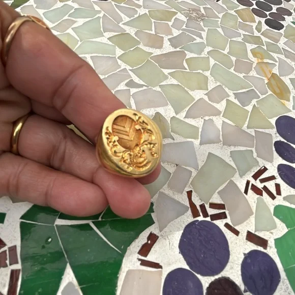 Vintage 18k Gold Crest Ring - Picture 3 of 9